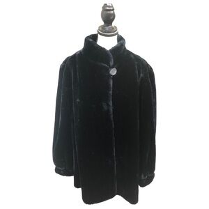 ▪️VINTAGE DUBROWSKY & PERLBINDER
Black faux fur coat with ILGWU tag inside▪️